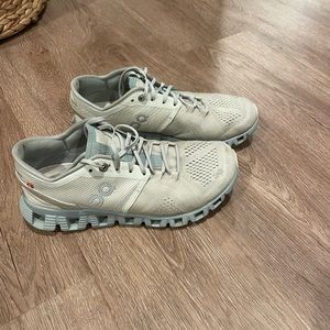 Women’s on clouds size 6